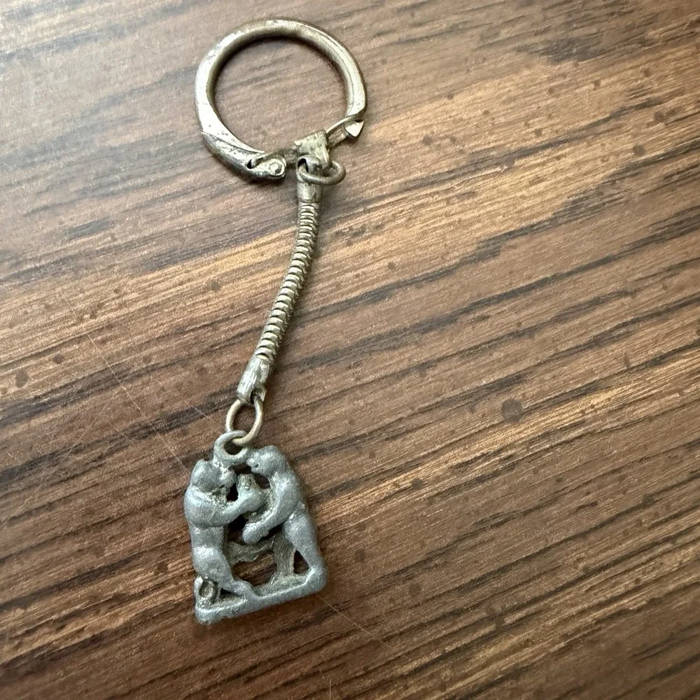 Vintage Wall Street Boxing Bear And Bull Pewter Keychain Novelty Charm